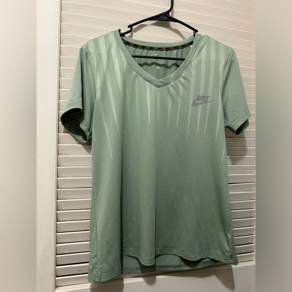 NIKE Running Women’s Dri-Fit lightweight reflective Green shirt EUC